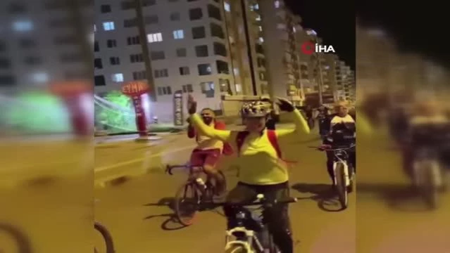 Diyarbakır'da bir bisiklet grubu kısıtlama saatinde şehir turu attı