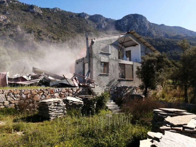 Dünyaca ünlü 'Akbük Koyu'nda kaçak yapıların yıkımına devam edildi