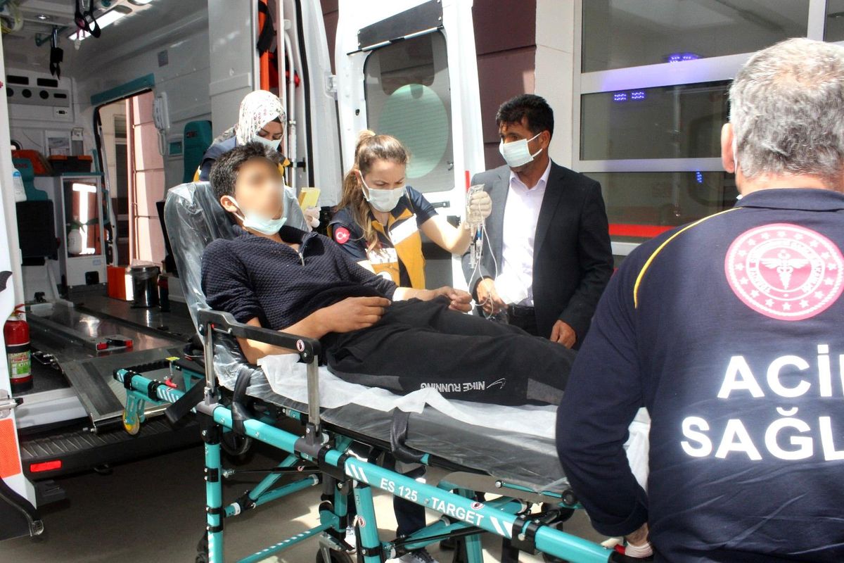 Elektrik akımına kapılan genç yaralandı