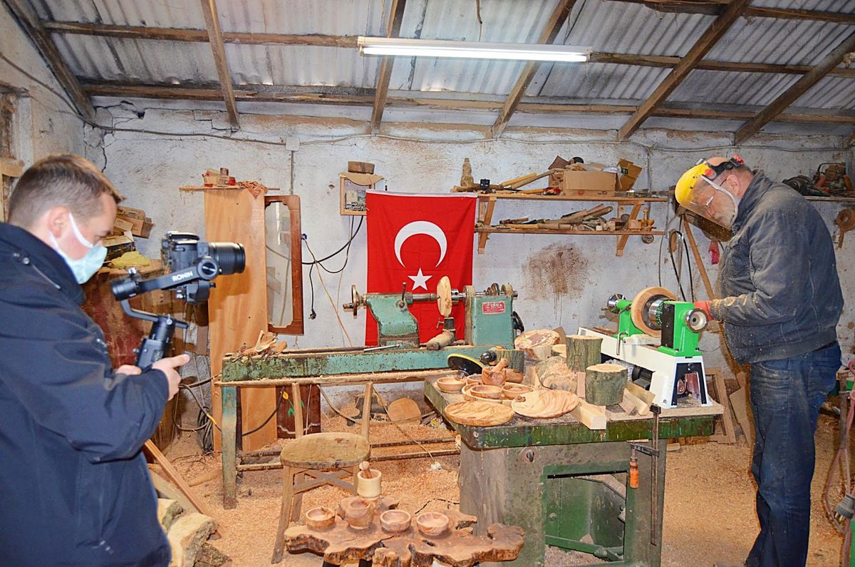 Emekli öğretmen kendini ahşap sanatına adadı