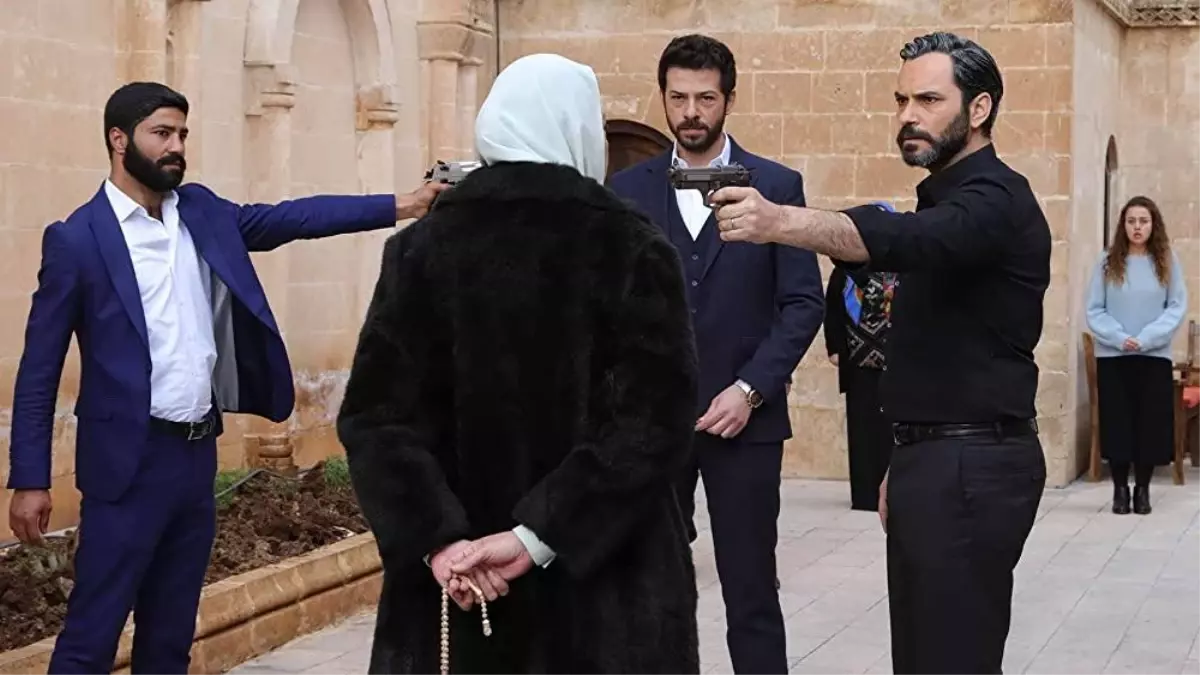 Emrullah Omay, arkadaşlarıyla birlikte Hercai\'nin setini bastı