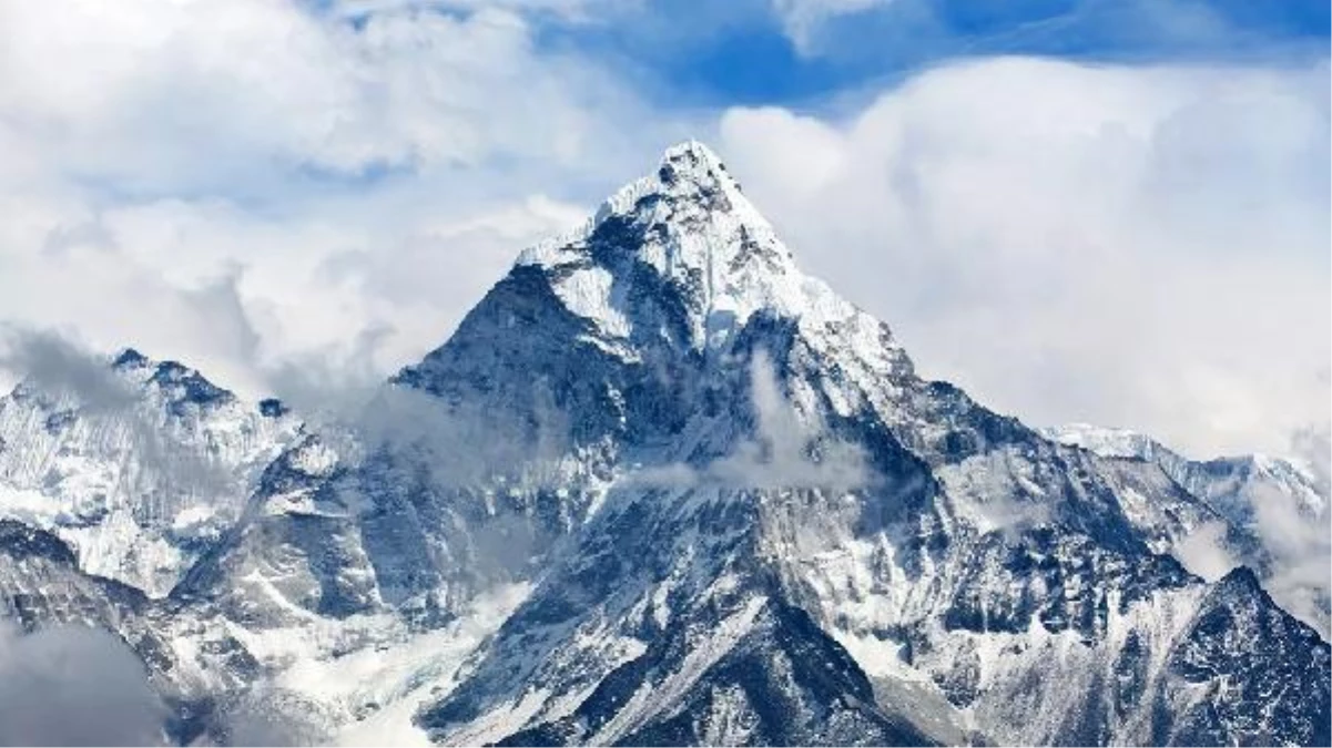 Everest Dağı\'nda ilk Kovid-19 vakası görüldü