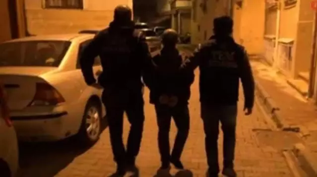 FETÖ'nün hücre evine baskın! Firari astsubay saklandığı çatıda bulundu FETÖ'nün hücre evine baskın! Firari astsubay saklandığı çatıda bulundu