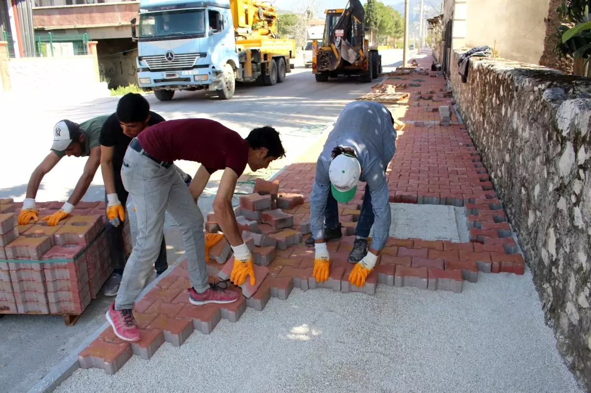 Finike\'de kaldırım çalışmasının yüzde 90\'ı tamamlandı