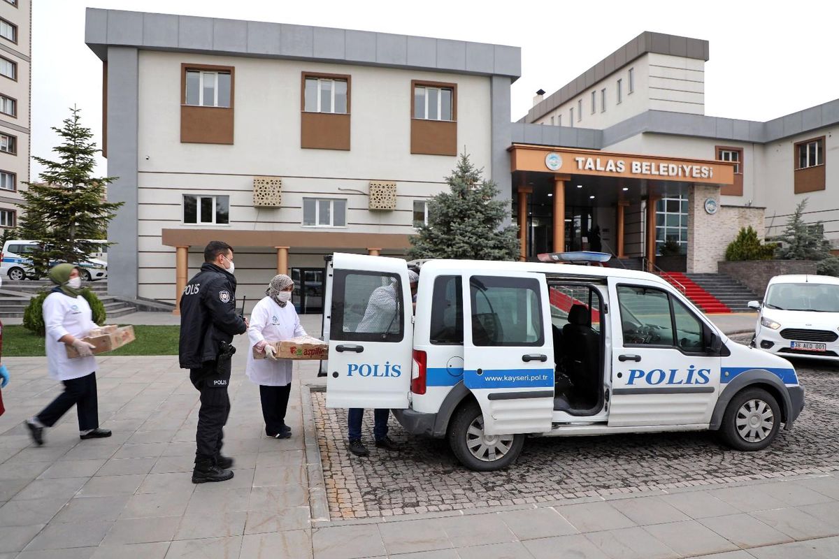 Görev başındaki polislerin iftar yemeği Talas Belediyesi\'nden