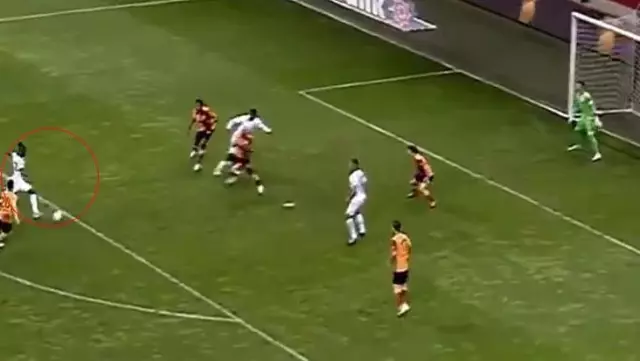 Hücumdakiler gol atamayınca Edgar Le ileriye çıktı ve nefis şutla uzaktan Muslera'yı avladı Hücumdakiler gol atamayınca Edgar Le ileriye çıktı ve nefis şutla uzaktan Muslera'yı avladı