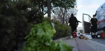 Torunuyla iftar alışverişinden dönen talihsiz kadın, motosikletin altında kaldı