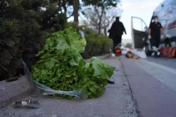 Torunuyla iftar alışverişinden dönen talihsiz kadın, motosikletin altında kaldı Torunuyla iftar alışverişinden dönen talihsiz kadın, motosikletin altında kaldı