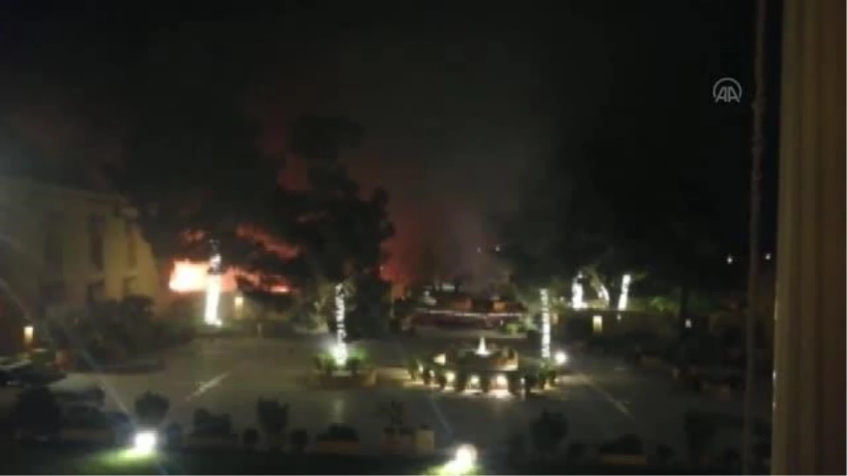 Pakistan\'da bir otelin otoparkında meydana gelen patlamada 4 kişi öldü, 12 kişi yaralandı