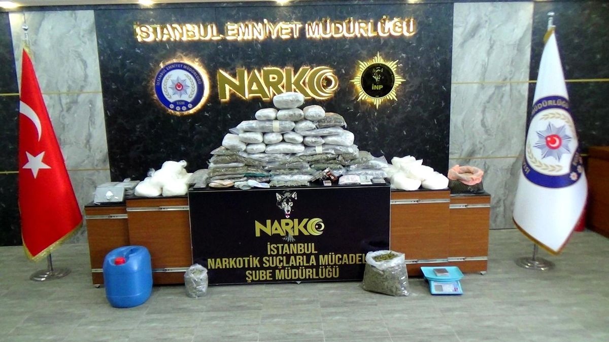 İstanbul\'da şok baskın: Uyuşturucu maddeyi tuvalete dökerken yakalandılar