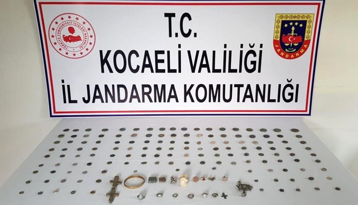 Kocaeli\'de yol kontrolünde durdurulan araçta tarihi eser ele geçirildi