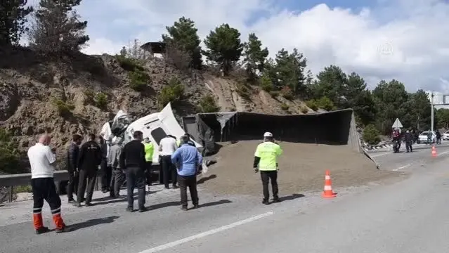 Kamyon ile tır çarpıştı: 1 yaralı