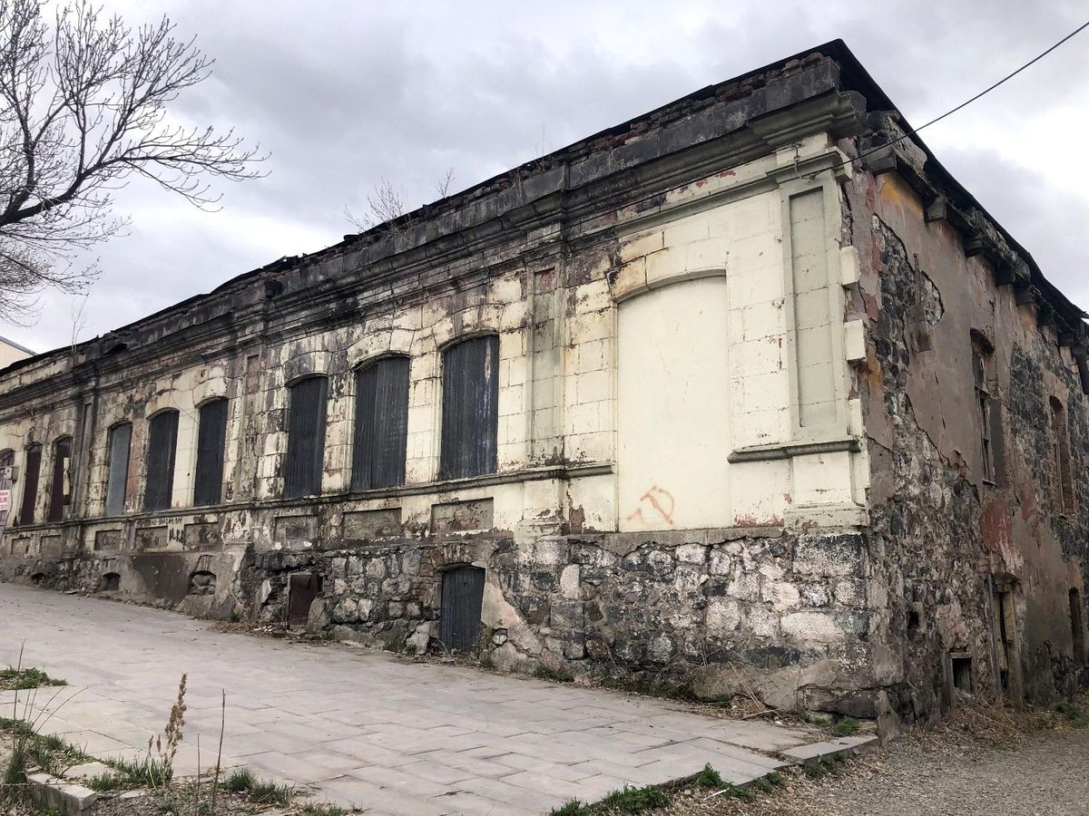 Kars\'ta, sahiplerinin terk ettiği tarihi evler yıkılıyor