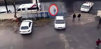 Kontrolden çıkan kamyonet, kaldırımdaki yayaya çarptı! Feci kaza anbean kamerada