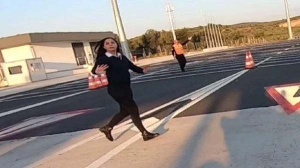 Motosikletliler plakalarını saklayıp, trafiği tehlikeye soktular