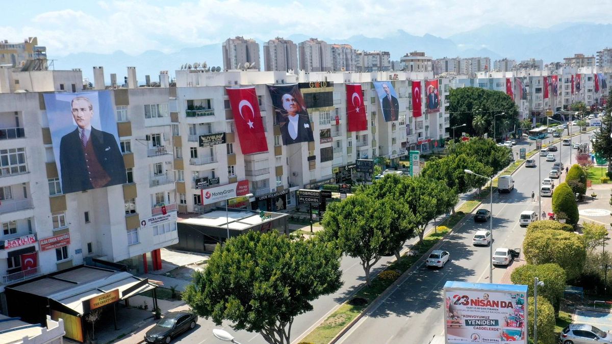 Muratpaşa bayraklarla donatıldı