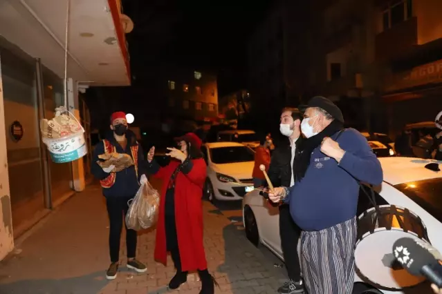 Sahurda Faik Öztürk davul çaldı, Safiye Soyman pide dağıttı Sahurda Faik Öztürk davul çaldı, Safiye Soyman pide dağıttı