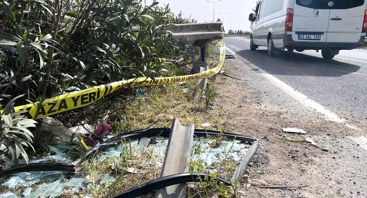 Şanlıurfa\'da otomobil bariyerlere çarptı: 1 ölü, 2 yaralı