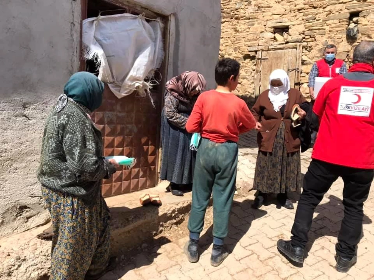 Şaphane\'de Türk Kızılayı köylerde ihtiyaç sahibi ailelere ulaşıyor