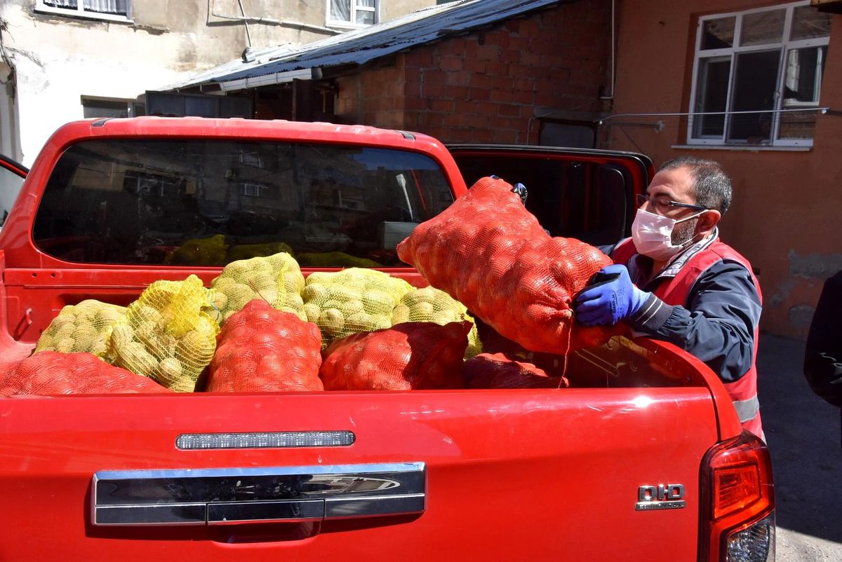 Sinop\'ta ihtiyaç sahiplerine patates-soğan dağıtılıyor