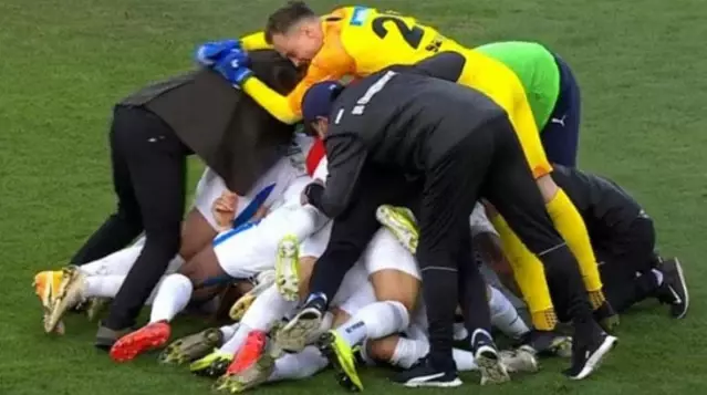 Yılmaz Vural son saniye zaferiyle havalara uçunca öğrencisi Emrah Başsan, Çok komik adam yorumunu yaptı Yılmaz Vural son saniye zaferiyle havalara uçunca öğrencisi Emrah Başsan, Çok komik adam yorumunu yaptı