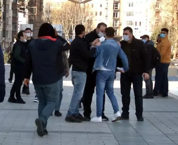 Taksim'de görevli zabıta memuru sularına el koyduğu seyyar satıcıya tokat attı Taksim'de görevli zabıta memuru sularına el koyduğu seyyar satıcıya tokat attı
