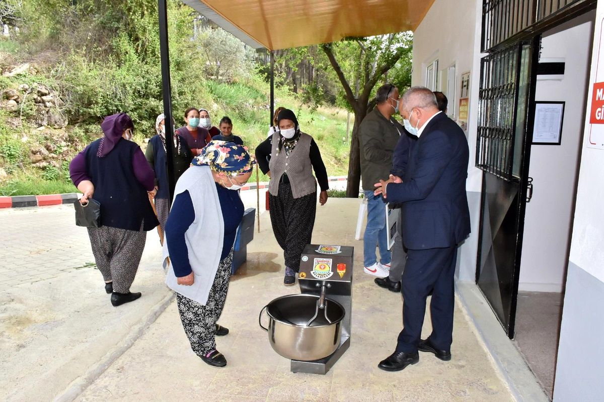 Tarsus Belediyesi, köylülere hamur makinası dağıtıyor