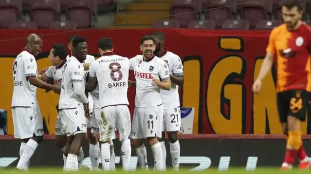 Dev kaçta kazanan yok! 1-1'lik sonuçla Galatasaray ve Trabzonspor hanesine 1'er puan yazdırdı Dev kaçta kazanan yok! 1-1'lik sonuçla Galatasaray ve Trabzonspor hanesine 1'er puan yazdırdı
