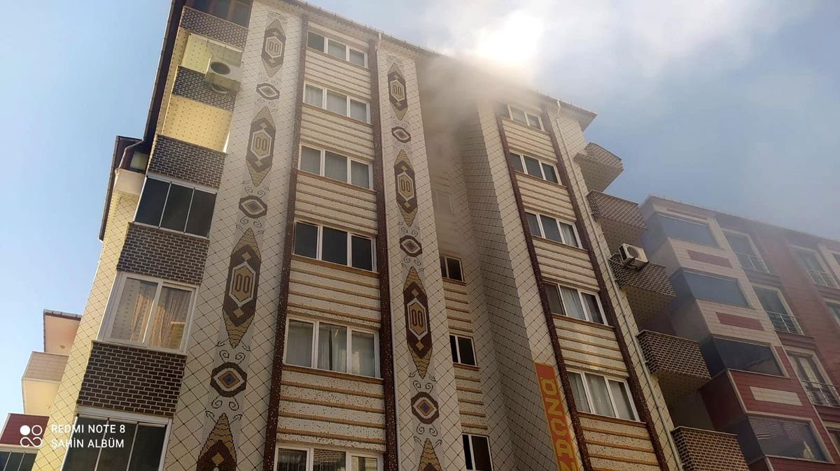Türkeli\'de apartmanda çıkan yangın korkuttu