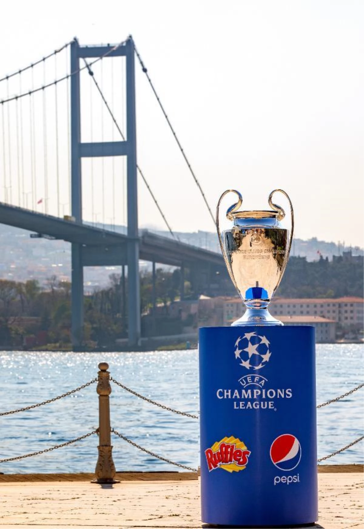 UEFA Şampiyonlar Ligi Kupası, İstanbul Boğazı\'yla buluştu