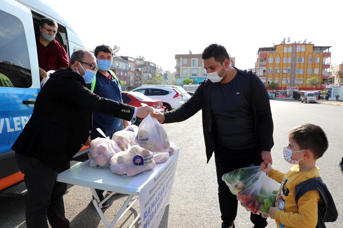 Antalya\'da üreticinin elinde kalan elmalar vatandaşlara dağıtıldı