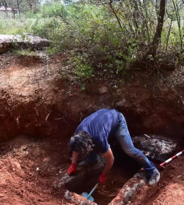 MUĞLA YOL ÇALIŞMASINDA 2 BİN 300 YILLIK MEZAR BULUNDU