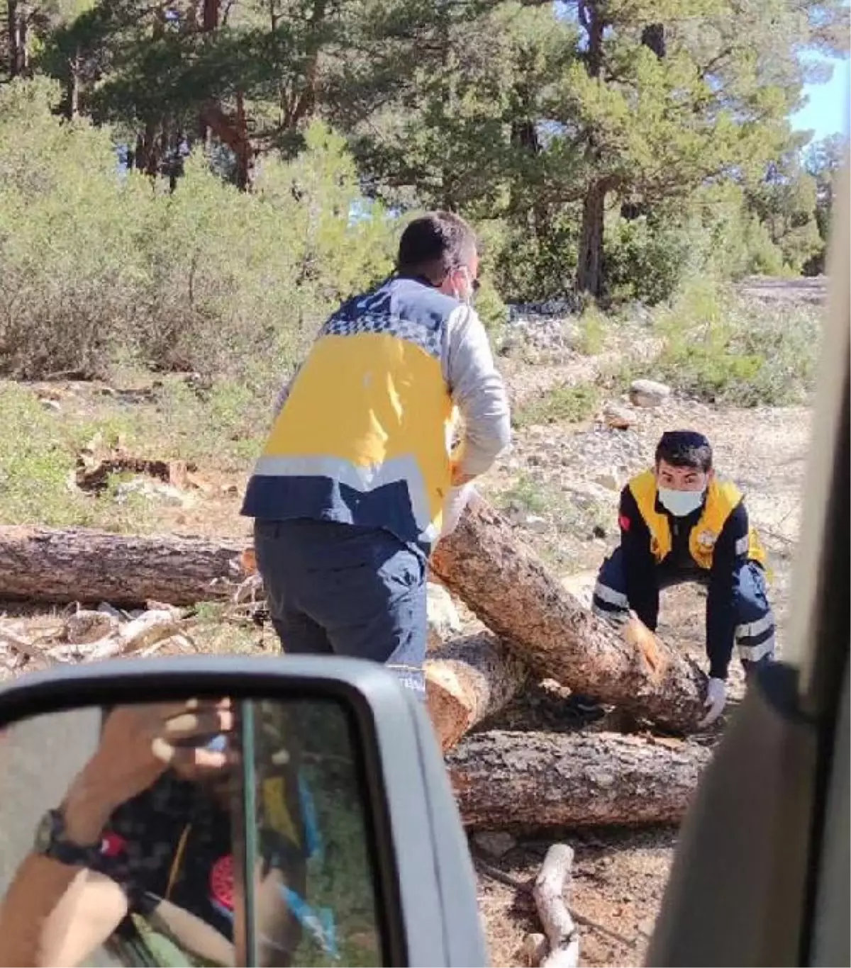 Yolu kapatan kütükleri kaldırıp, hastaya ulaştılar