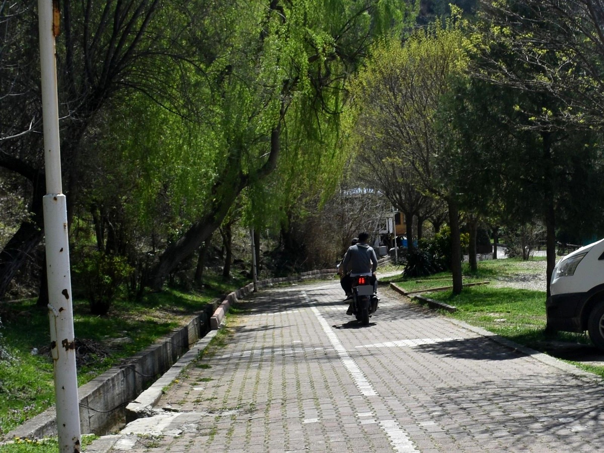Yürüyüş yolunda motosikletler tehlike saçıyor