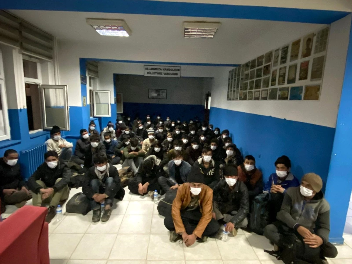 Bitlis\'te durdurulan minibüste 68 düzensiz göçmen yakalandı