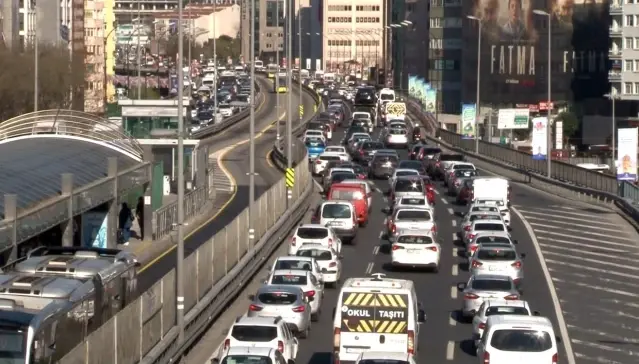 82 saatlik kısıtlama öncesi İstanbul'da trafik yoğunluğu yüzde 78'e ulaştı 82 saatlik kısıtlama öncesi İstanbul'da trafik yoğunluğu yüzde 78'e ulaştı