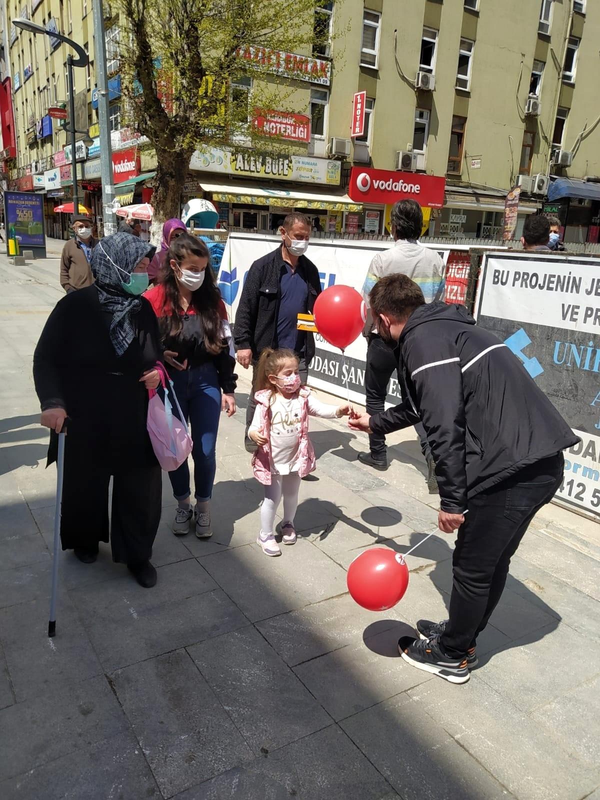 AK Parti Karabük İl Gençlik Kolları, Türk bayrağı ve ay yıldızlı balon dağıttı