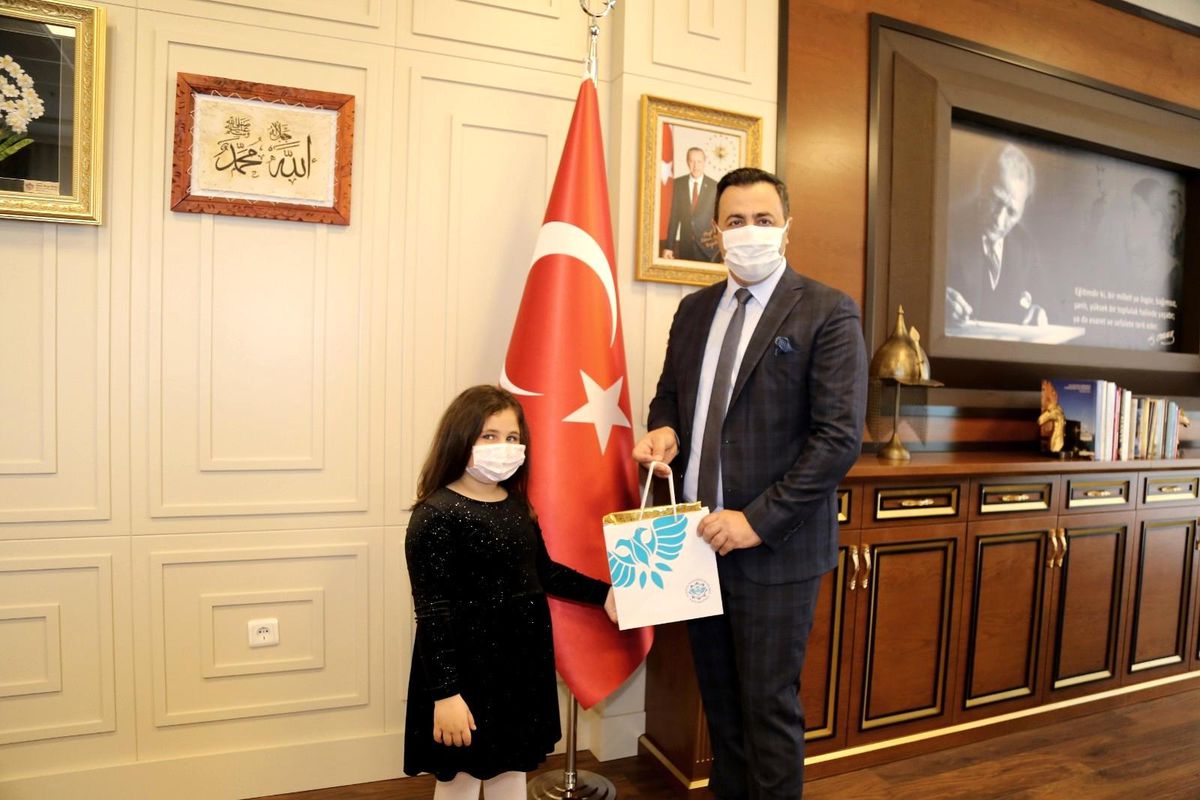 ALKÜ rektörü koltuğunu çocuk rektöre devretti