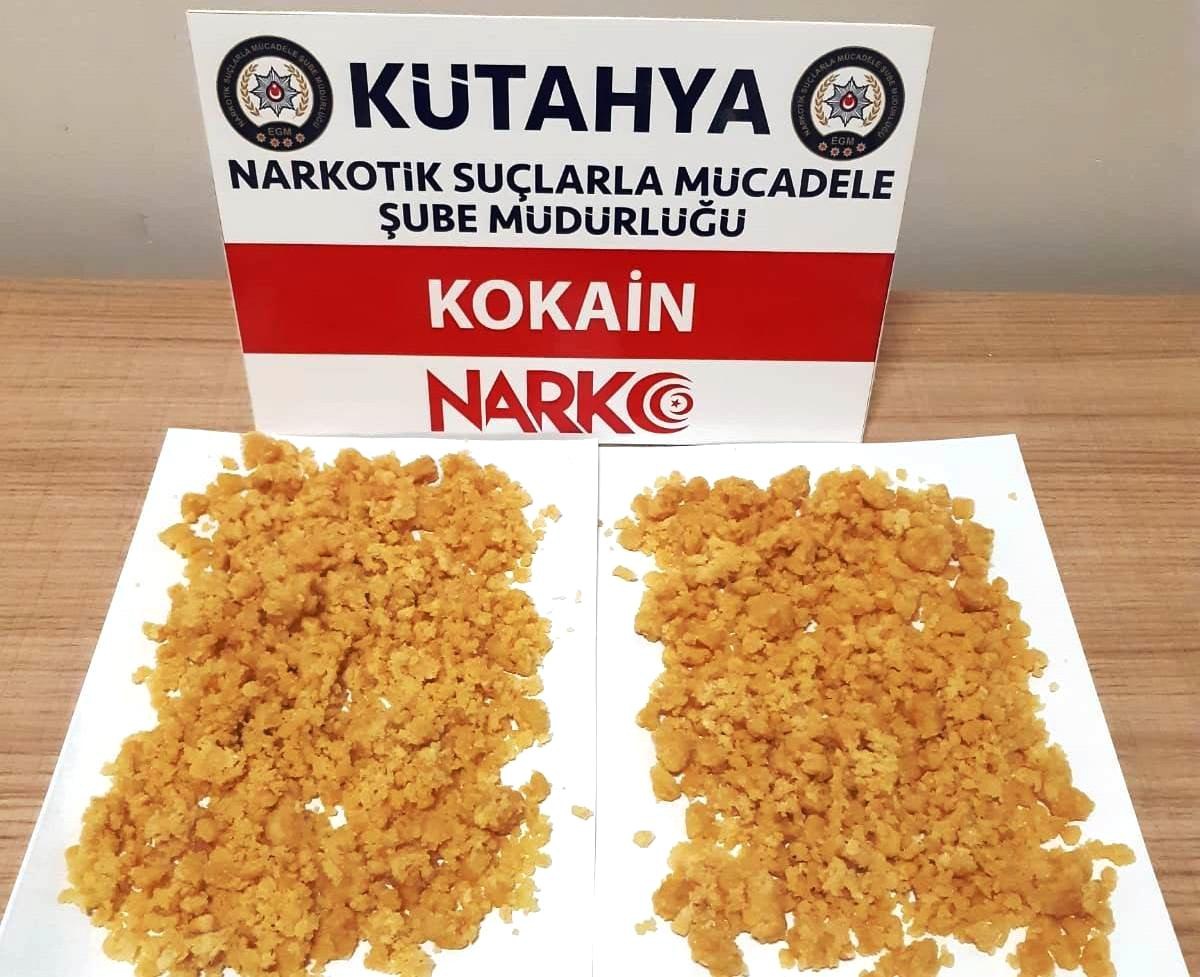 Ayakkabı kutusu ve el çantasında 588 gram kokain ele geçirildi