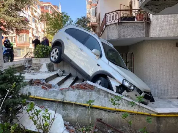 Lüks cipi bahçede görenler şaştı kaldı! Uçma anı kameralara saniye saniye yansıdı Lüks cipi bahçede görenler şaştı kaldı! Uçma anı kameralara saniye saniye yansıdı