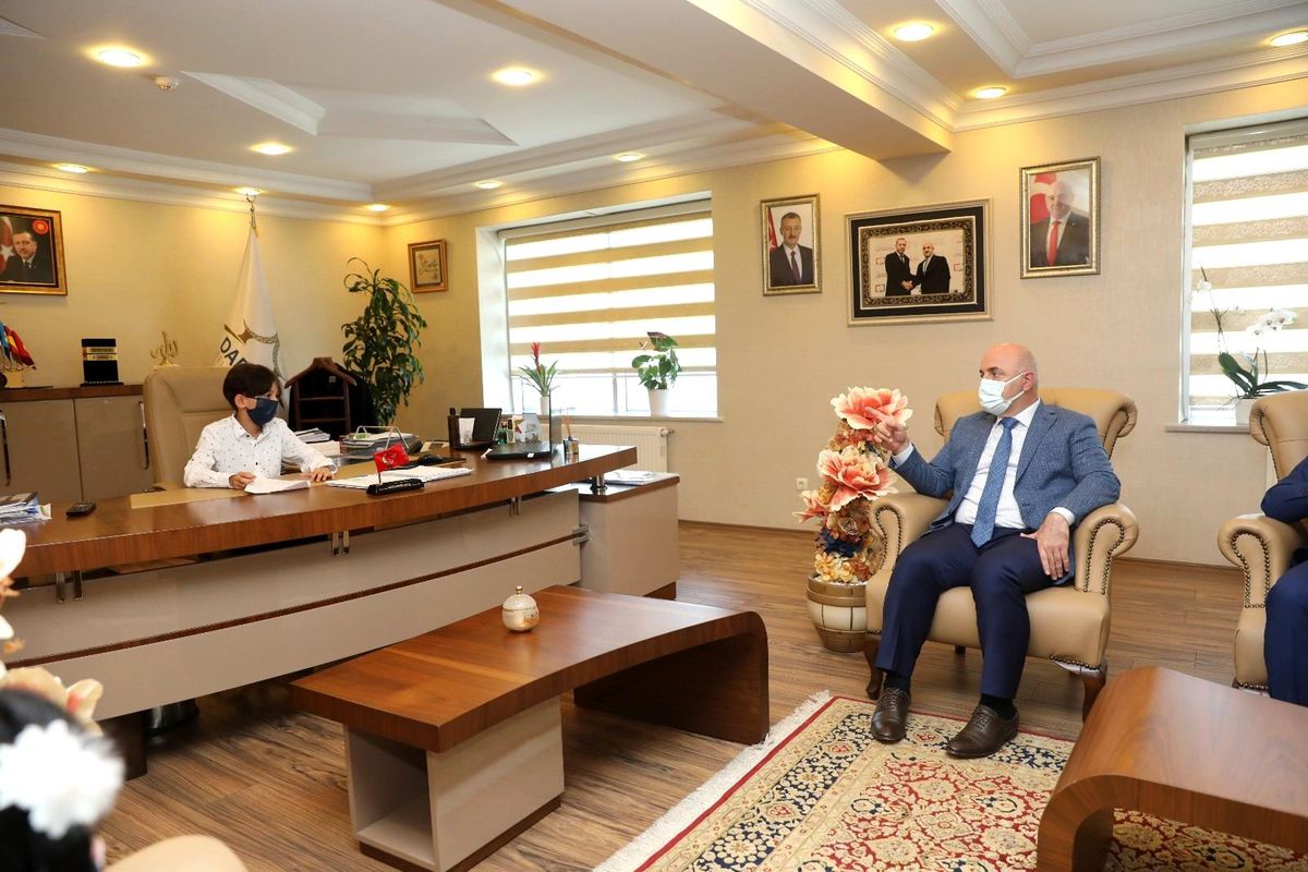 Son dakika: Başkan Bıyık koltuğunu çocuklara bıraktı