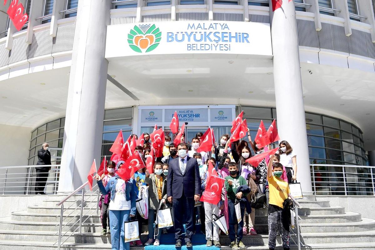 Başkan Gürkan\'dan öğrencilere hediye