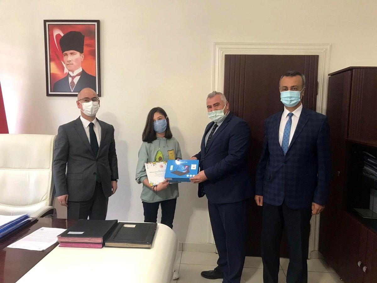 Bilinçli tüketiciyi yaptığı resimle anlatarak birinci oldu