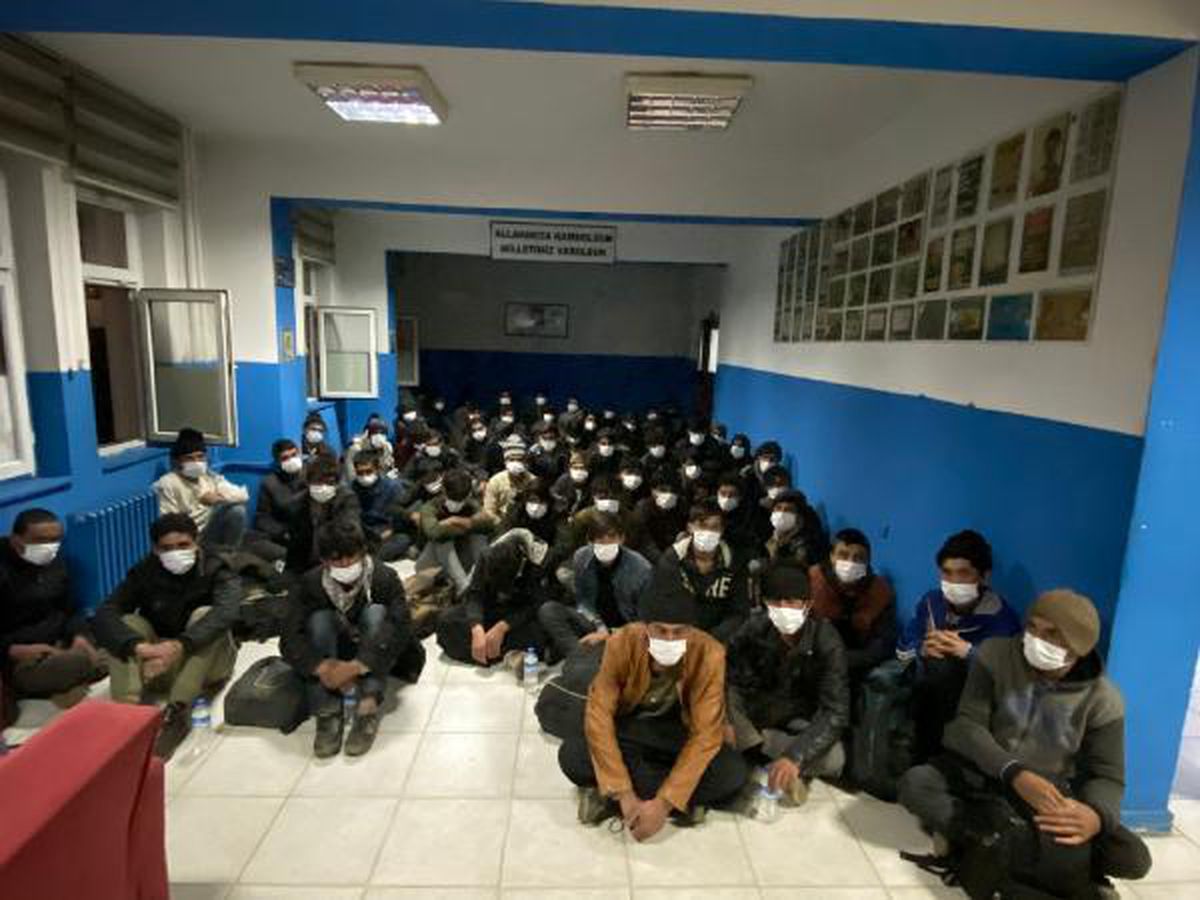 Bitlis\'te 14 kişilik minibüsten 68 kaçak göçmen çıktı