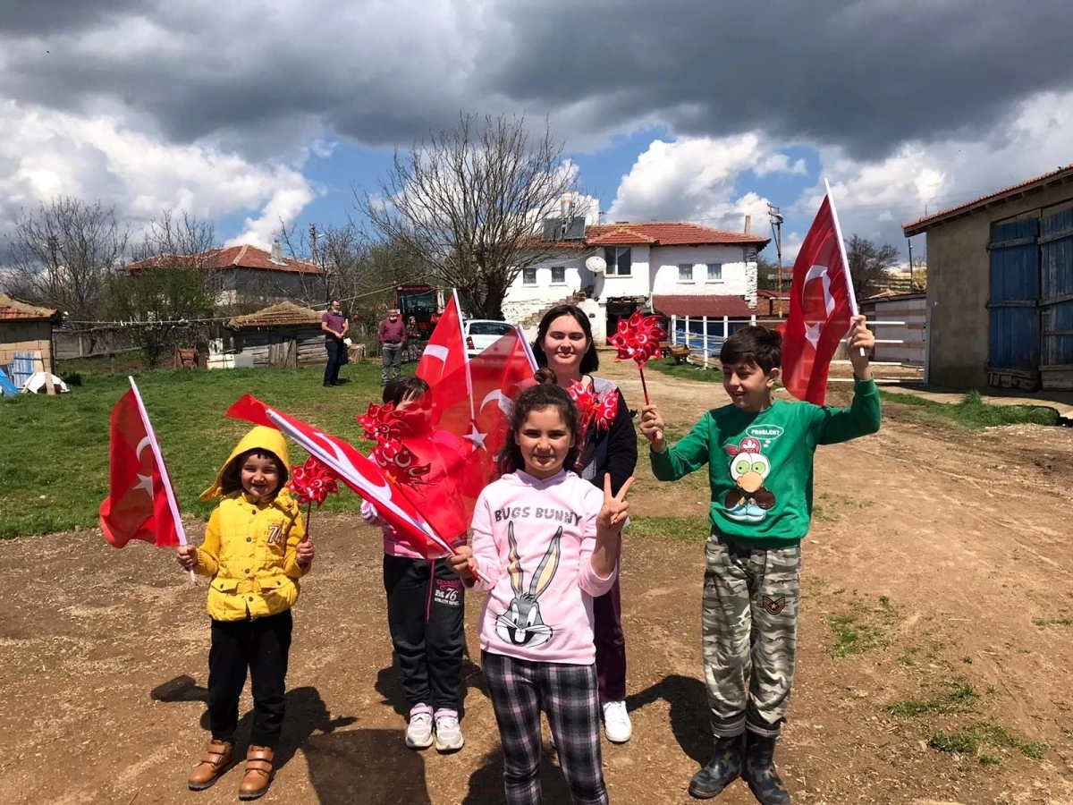 Son dakika haberi: KIRKLARELİ - Kırklareli Valisi Bilgin sınır köylerindeki çocuklara 23 Nisan\'da evlerini süslemeleri için hediyeler gönderdi