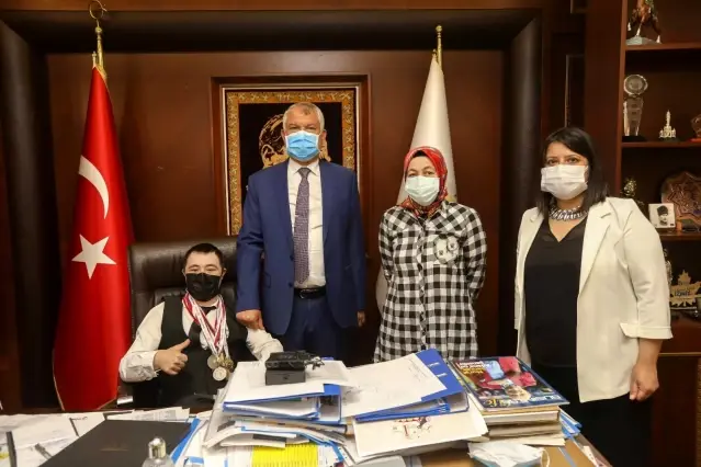 Büyükşehir'de başkanlık koltuğuna özel gereksinimli Onur oturdu Büyükşehir'de başkanlık koltuğuna özel gereksinimli Onur oturdu