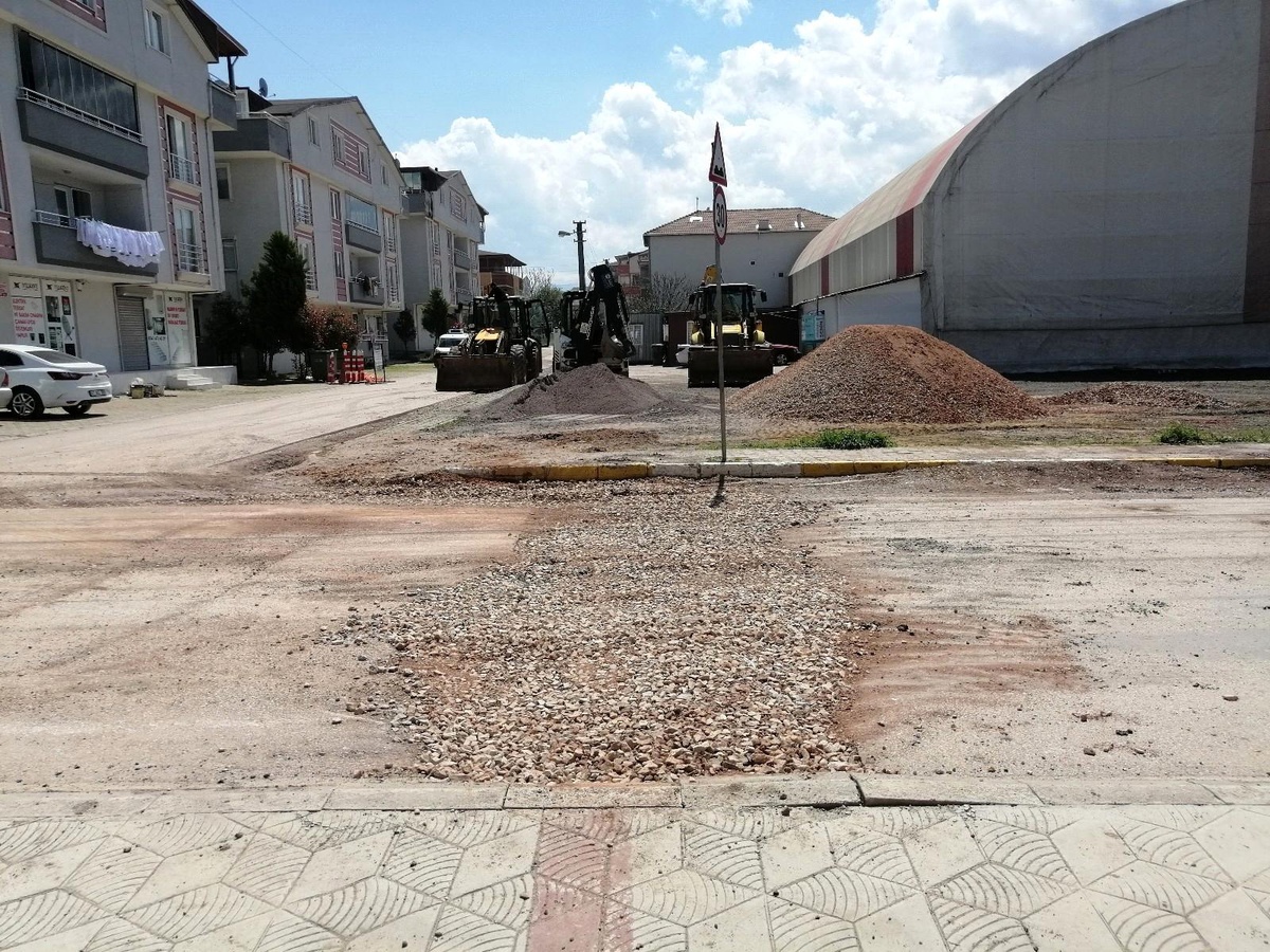 Caddede giderken otomobili ile çukura düştü