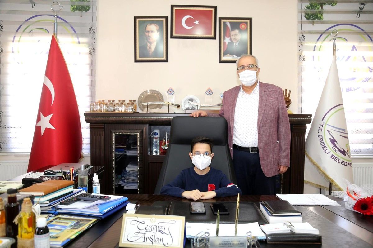 Çameli Belediye Başkanı Arslan koltuğunu çocuklara emanet etti