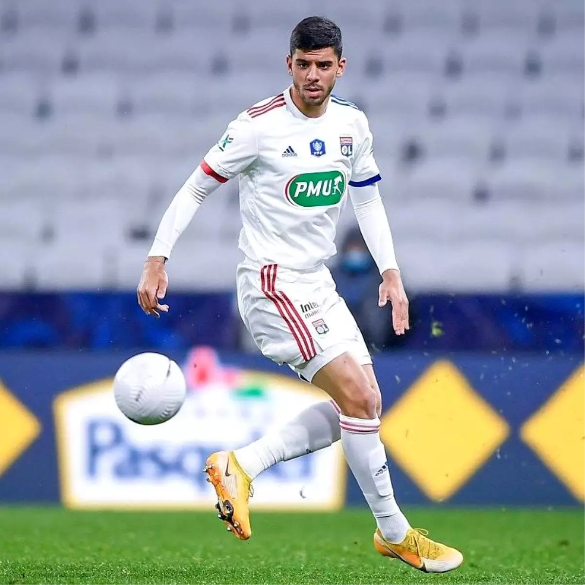 Cenk Özkacar: "Lyon\'da oynayan ilk Türk oyuncu olma ve ülkemi temsil etmenin gururunu yaşadım"