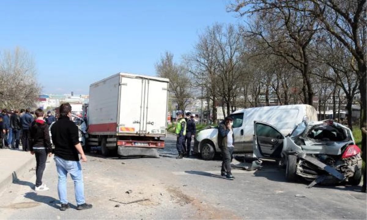 Çerkezköy\'de freni boşalan kamyonet 5 araca çarptı: 2 yaralı - Yeniden